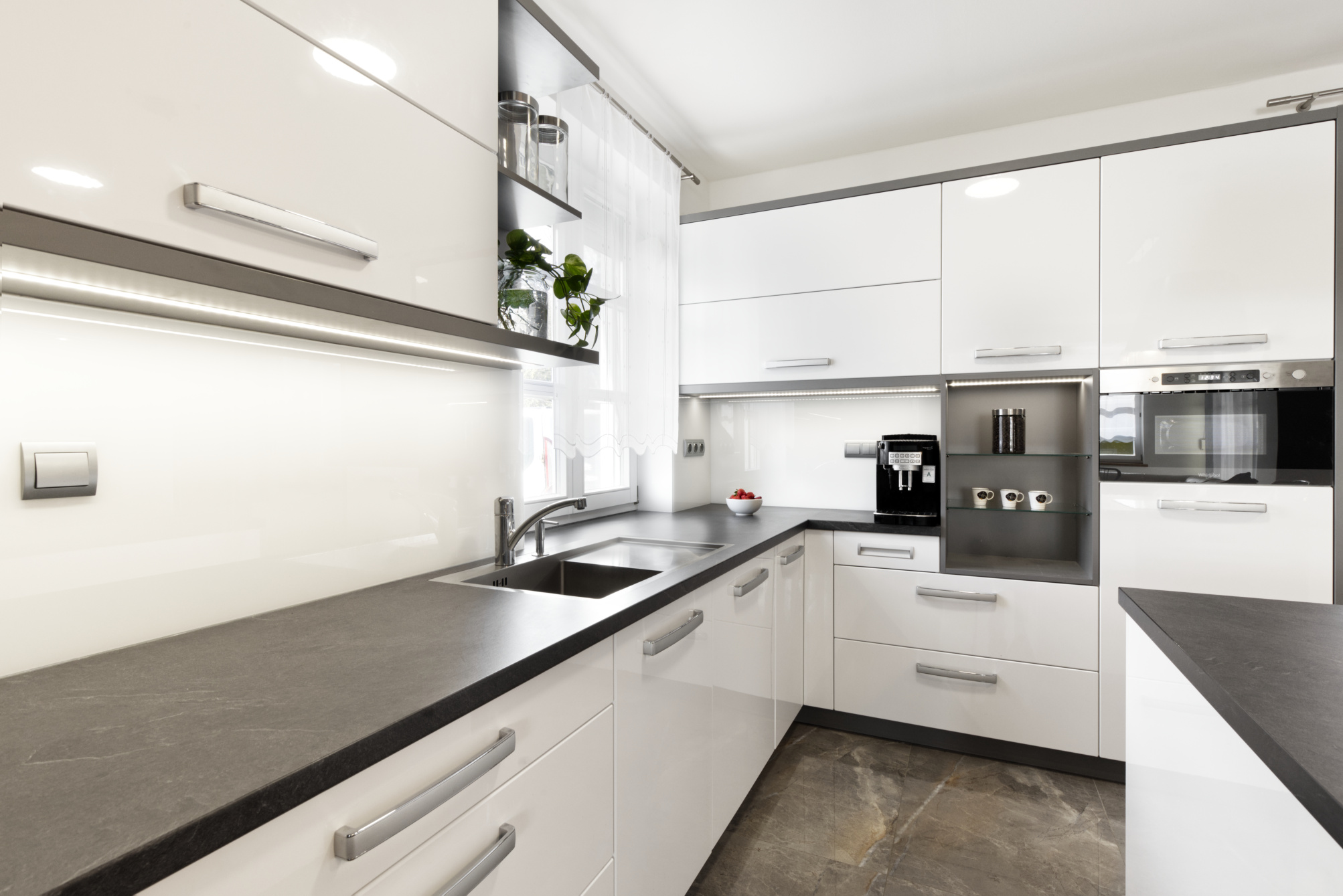 Kuchyňská linka vysoký lesk 