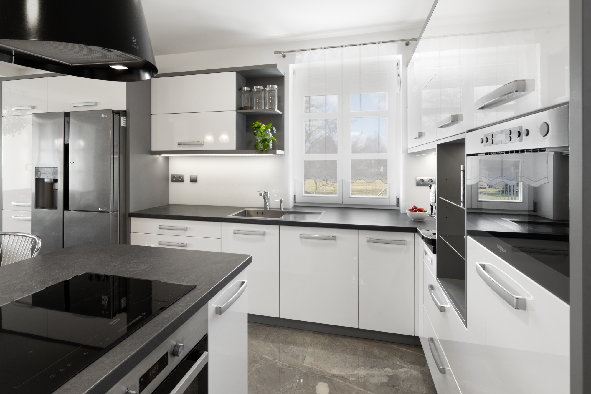 Kuchyňská linka vysoký lesk 