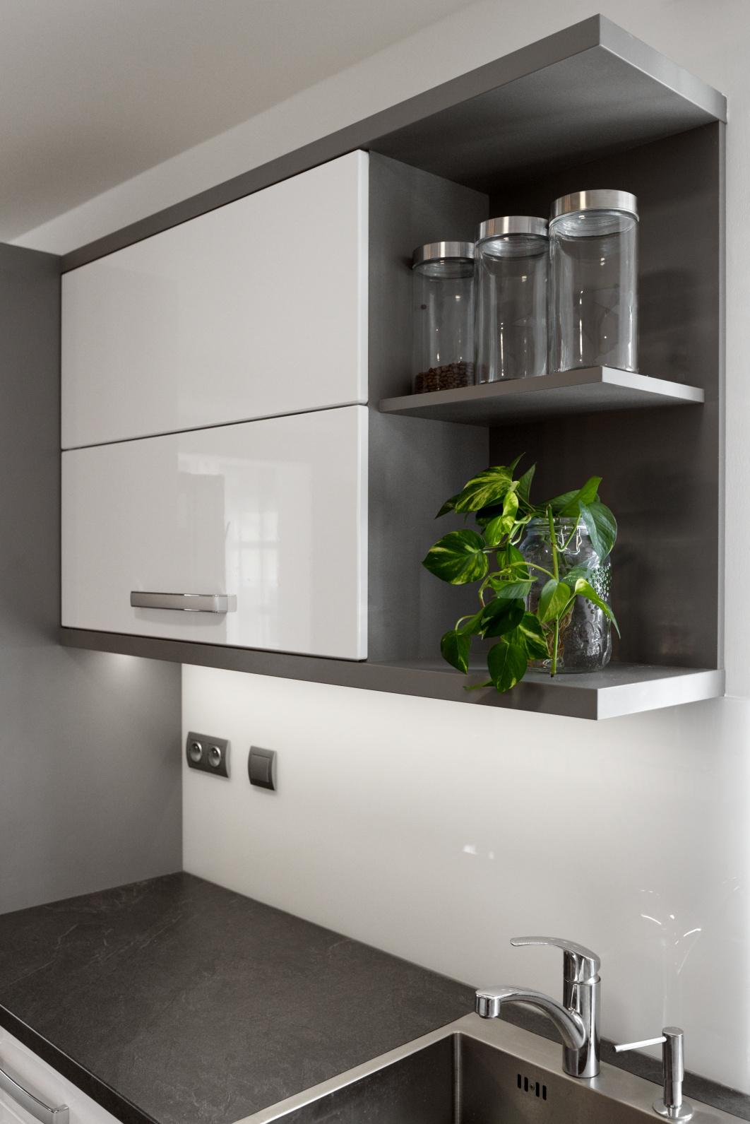 Kuchyňská linka vysoký lesk 